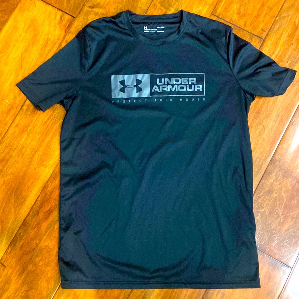 Mens M Under Armour Black lightweight shirt